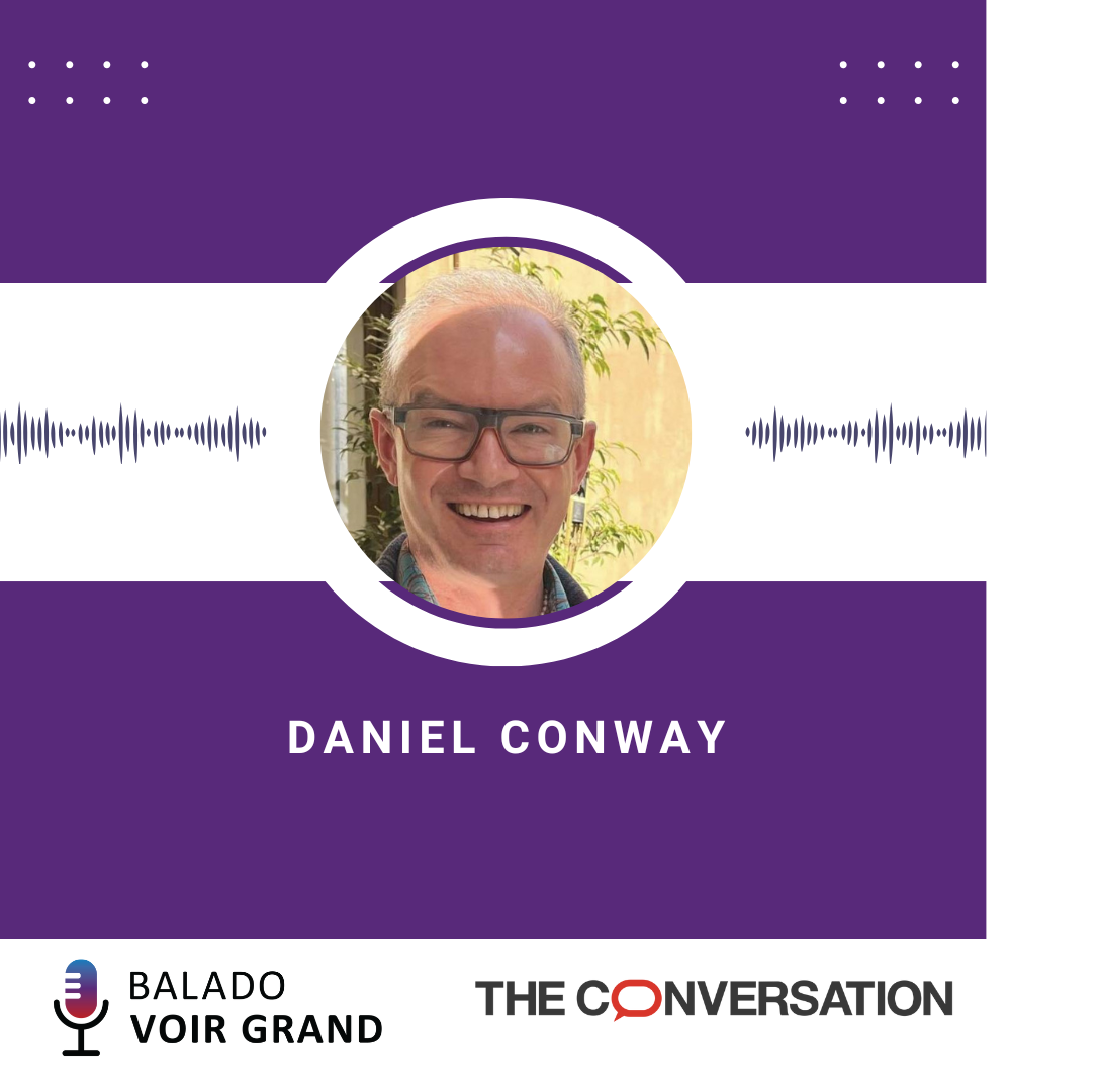Photo de Daniel Conway. Logos du balado Voir Grand et de la Conversation Canada.